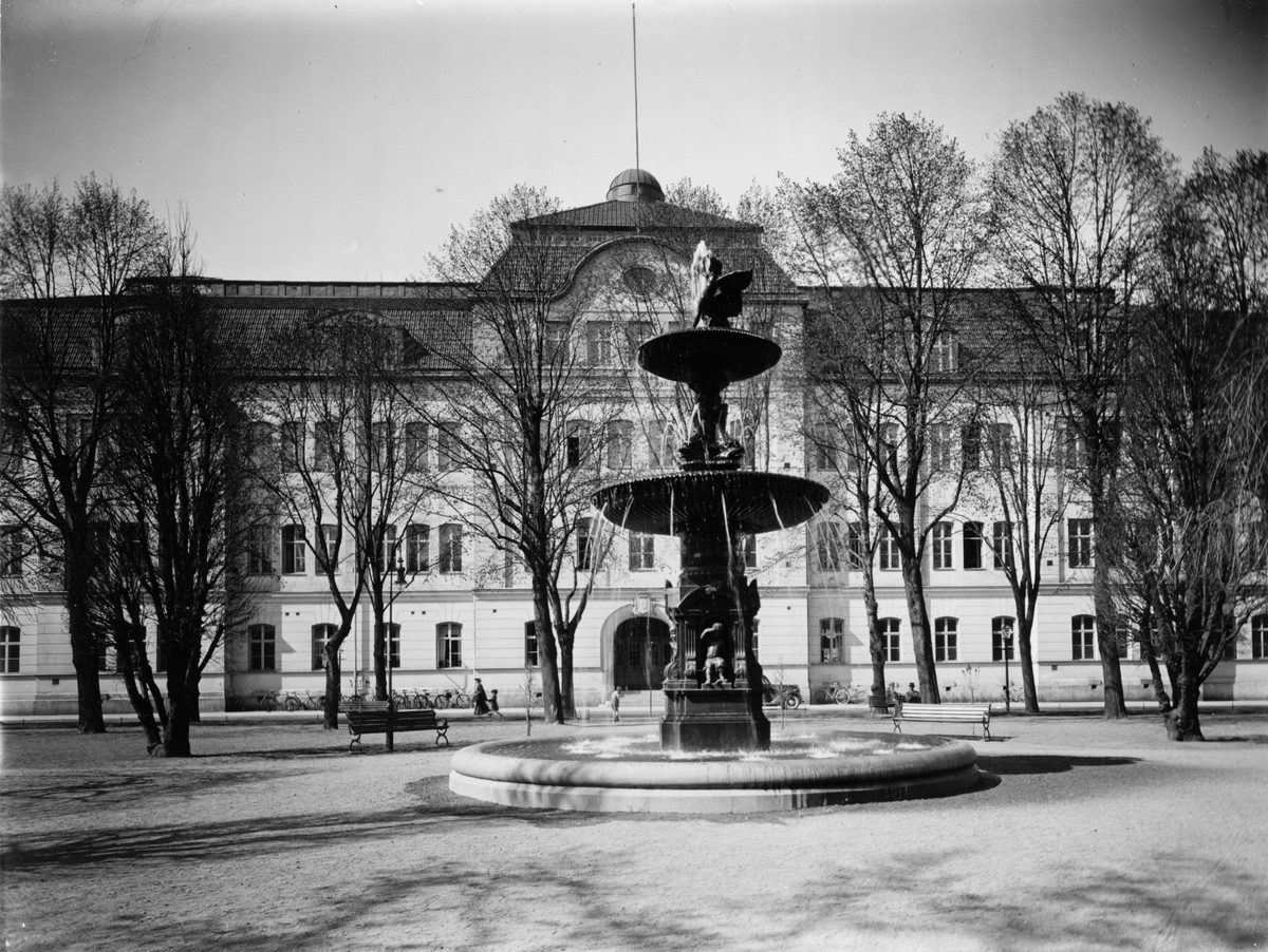 Gävle stad – Norr, Esplanaden.
Dyfvermans Fontän och Läroverket omkring 1916.