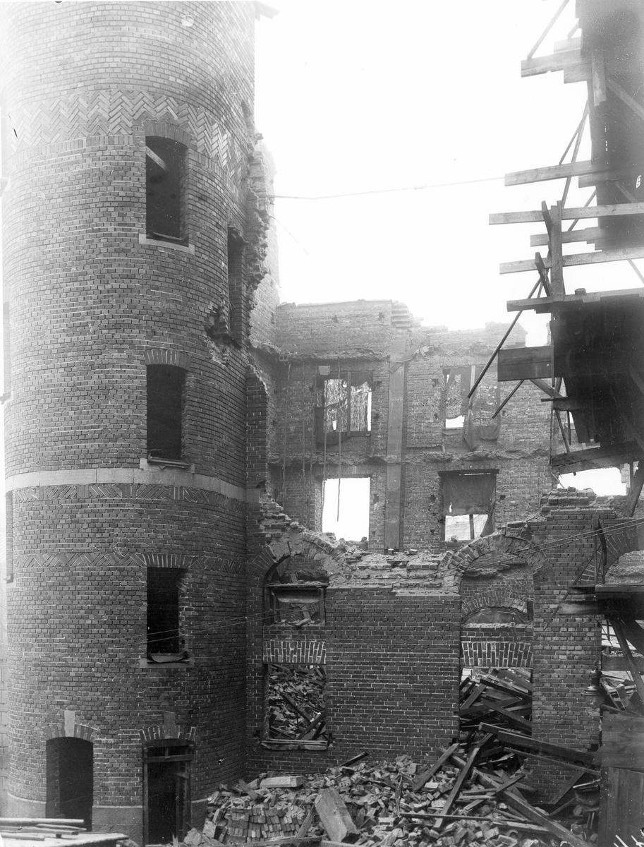 Post- och telegrafhuset. Halv två natten mellan lördagen den 17 och söndagen den 18 december 1909 rasade en del av huset. Då man skyndade till, kunde man se från skenet lyktorna ett stort dammoln stiga upp från bygget. Delar av husets västra hörn hade störtat in. På lördagen hade man avslutat murningen i fyra våningar och börjat resa takstolarna. På natten rasade betonggolvet över apparatsalen och slog igenom underliggande våningar. Gefle Dagblad kom ut med ett extranummer med anledning av olyckan. "Mot Kopparslagargatan lutade gaveln betänkligt men hölls fast av ankarjärnen", stod det. All spårvägstrafik upphörde på Nygatan. Mycket folk strömmade till och extra polisbevakning måste utkommenderas. Representanten för byggnadsfirman Kreuger & Toll, Paul Toll, arkitekten för bygget, V. Bodin, samt professor H Kreüger anlände. De konstaterade att tre bärbalkar, som ej vilat på yttermuren, givit vika, med påföljd att takvalvet hade störtat ända ned till källaren. Hypoteserna om orsaken var många. En olyckshändelse trots alla försiktighetsmåttl, dålig gjutning, sa andra. Raset polisanmäldes och poliskommissarie Jernberg tog hand om utredningen. Entreprenören lovade betala kostnaderna och fullfölja bygget — så skedde även.
