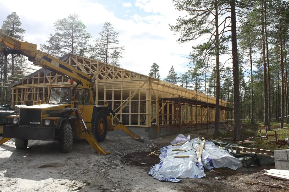 Byggearbeid på magasinhallen. Man ser en anlegsmaskin i forgrunnen og bygget i bakgrunnen.