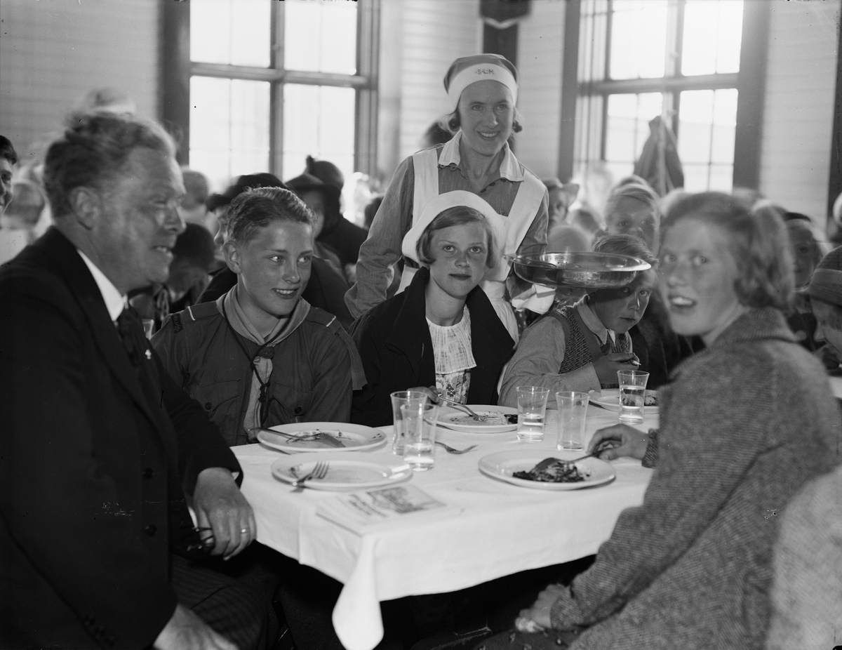 Deltagare i det uppländska sångartinget serveras middag i A U S matsal, Dag Hammarskjölds väg