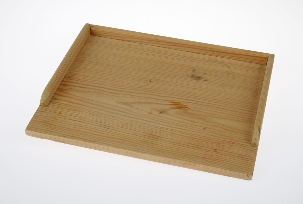 Et sett med kjøkkenredskaper som ligger i en skuff. Gjenstandene er undernummerert 01-06.
FTT.54455.01: En skuff av tre som er hjemmesnekret. Den er firkantet og har kanter som står opp på sidene og i bakkant. 
FTT.54455.02: En hjulvisp laget av metall og håndtak av tre. Håndtaket er malt hvitt mens tuppen er malt blå. Hjulvispen er som en ordentlig visp, bare mindre i størrelse. Man kan vispe med den.
FTT.54455.03: En steikespade laget av metall og håndtak av tre. Spaden har et firkantet og bredt hode. Mellom hodet og håndtaket er det en rund metallstang. Håndtaket er malt hvitt mens tuppen er malt blå.
FTT.54455.04: En potetskreller laget av metall og håndtak av tre. "Skrelldelen" har en tagget side og en glatt side. På midten er det et avlang hull for potetskrellet. Håndtaket er malt hvitt mens tuppen er malt blå.
FTT.54455.05: En øse laget av metall og håndtak av tre. Øsehodet er rundt. Mellom hodet og håndtaket er det en rund metallstang. Håndtaket er malt hvitt mens tuppen er malt blå.
FTT.54455.06: En stor skje laget av metall og håndtak av tre. Skjeen har ovalt hode med avlange hull i. Mellom hodet og håndtaket er det en rund metallstang. Håndtaket er malt hvitt mens tuppen er malt blå.