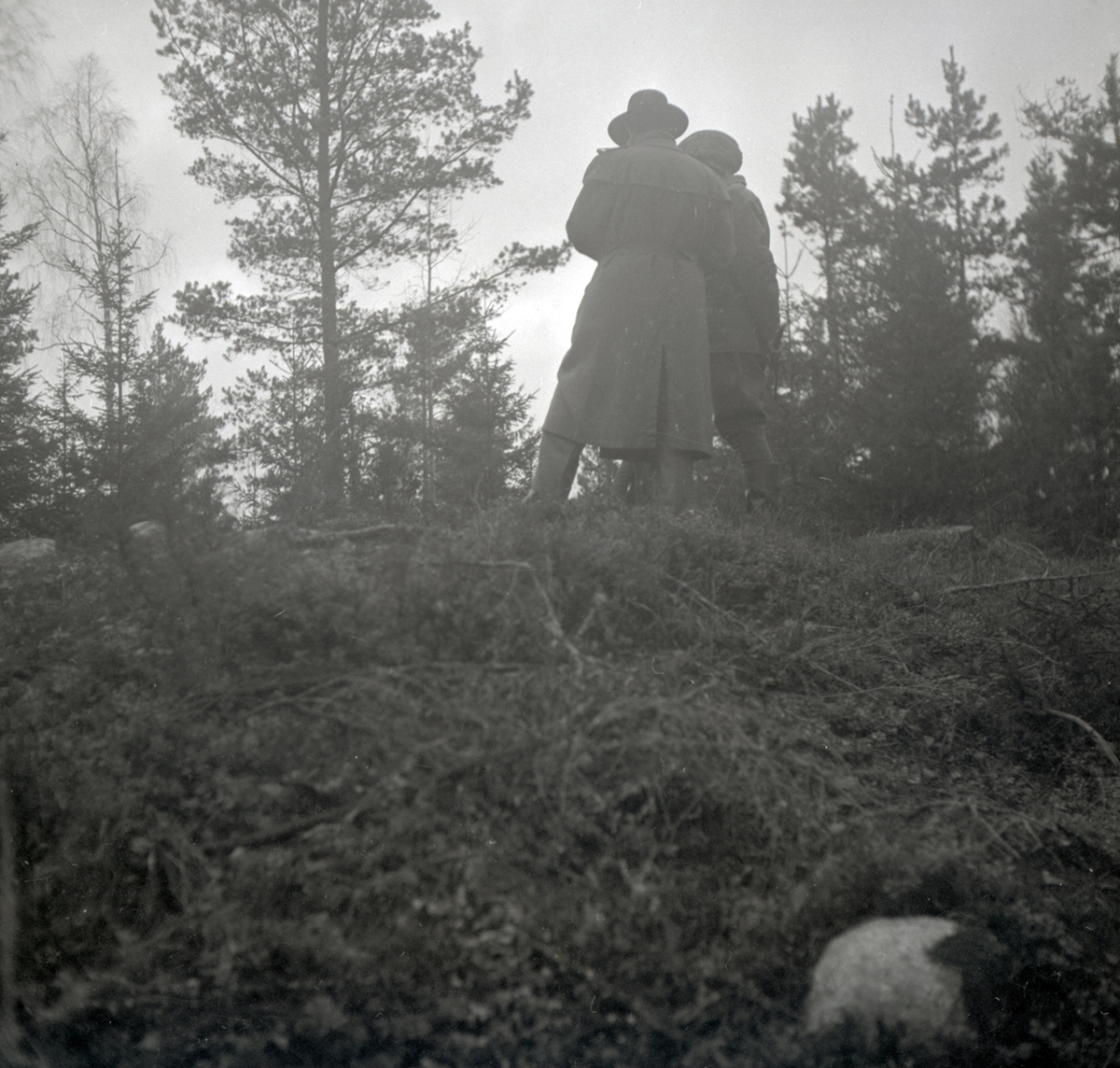 En man och kvinna på borgkullen på Sverkers udde.