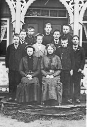 Gruppebilde, personer, klær, bygning. 
Konfirmanter fra Nar