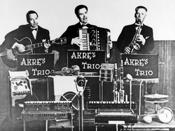 Personer, klær, trekkspill. Fv. : Oscar Skau, Ottar Akre, Ol