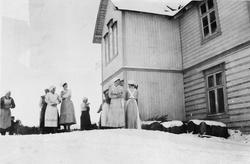 2-etg. bolighus, kvinner, klær.