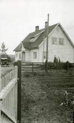 Hus, Adolfsnes i Ljørdalen. Bil til venstre foran huset.