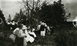 Masse mennesker forsamlet nede ved vannkanten i Älvdalens fi