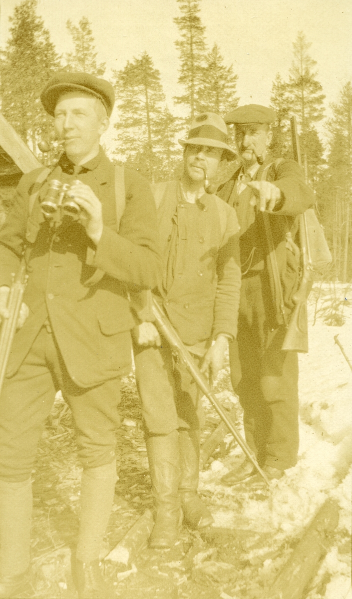 Tre menn på jakt i Galåsen. Fra venstre: Johannes Ritland, Ingvar Galaasen (3/8 1880, Jons) og Emil Tannåneset (26/8 1877)