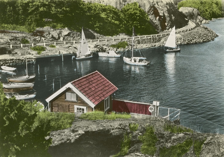 Enligt Bengt Lundins noteringar: "Ulvesund. Båthamnen vid Strandbadet".