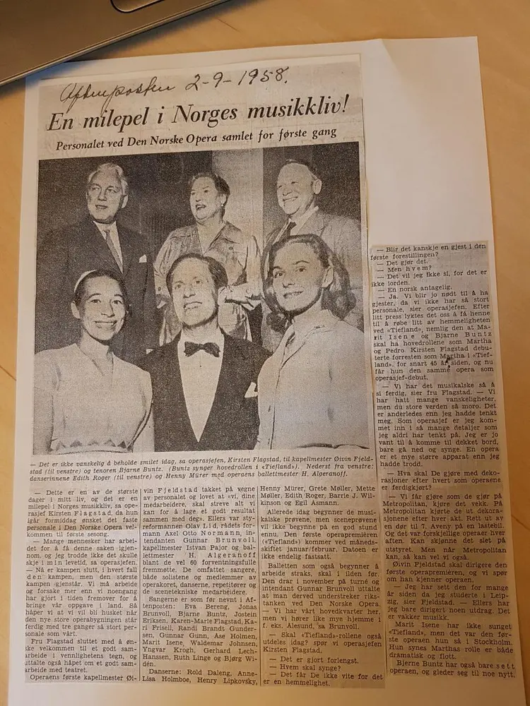 Avisartikkel om Den Norske operas stab og dets første møte med operasjef Kirsten Flagstad. Artikkelen er datert september 1958. Tittelen lyder "en milepæl i Norges musikktid".