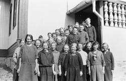 Gruppebilde, personer, klær, bygning.