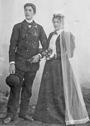 Nygift ektepar, klær, brudebukett.