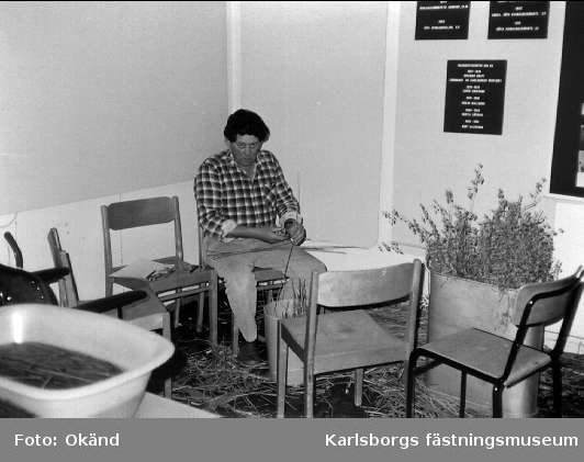 Karlsborgs museum, julpyssel år 1985. Alf Eriksson ses här arbeta med halm.