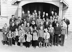 Gruppebilde, personer, klær, kirkebygning.