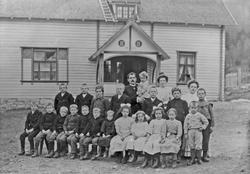 Gruppebilde, personer, klær, skolebygning.