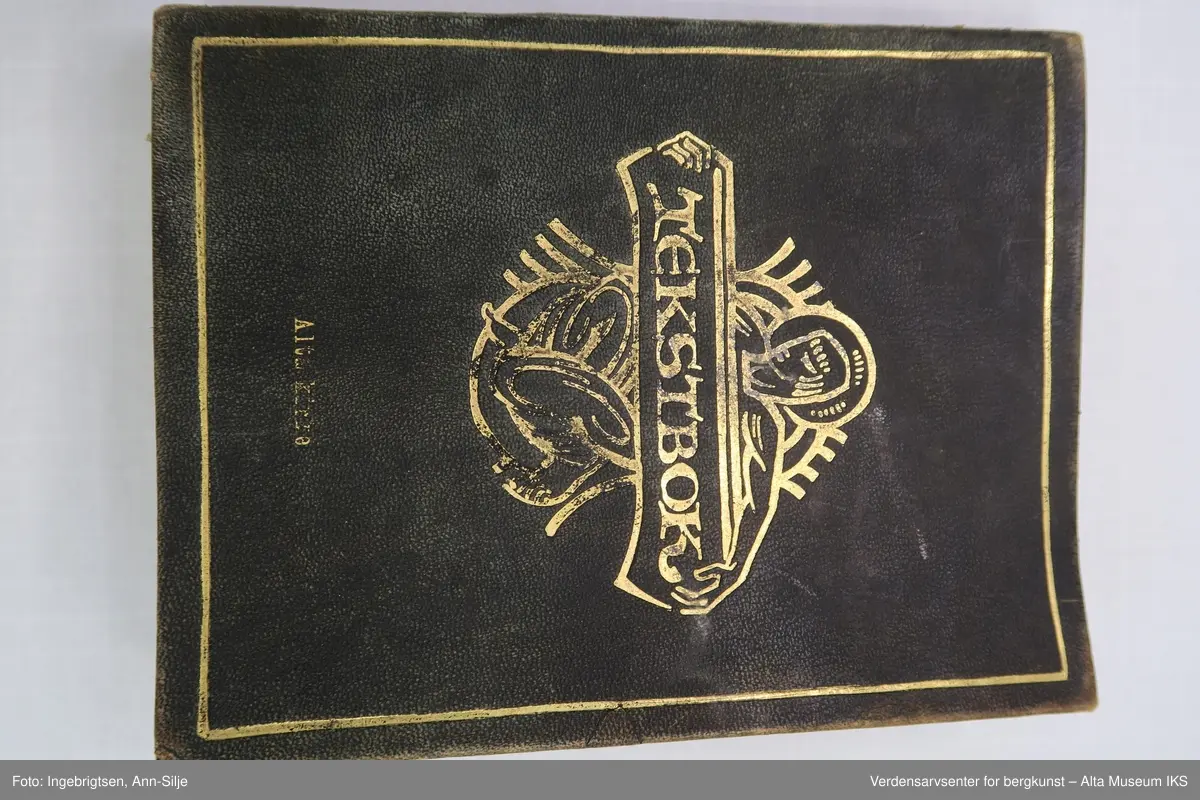 Form: Innbundet i praktbind med gullsnitt. Det er motiver av religiøse symboler på permen og inn i boka.