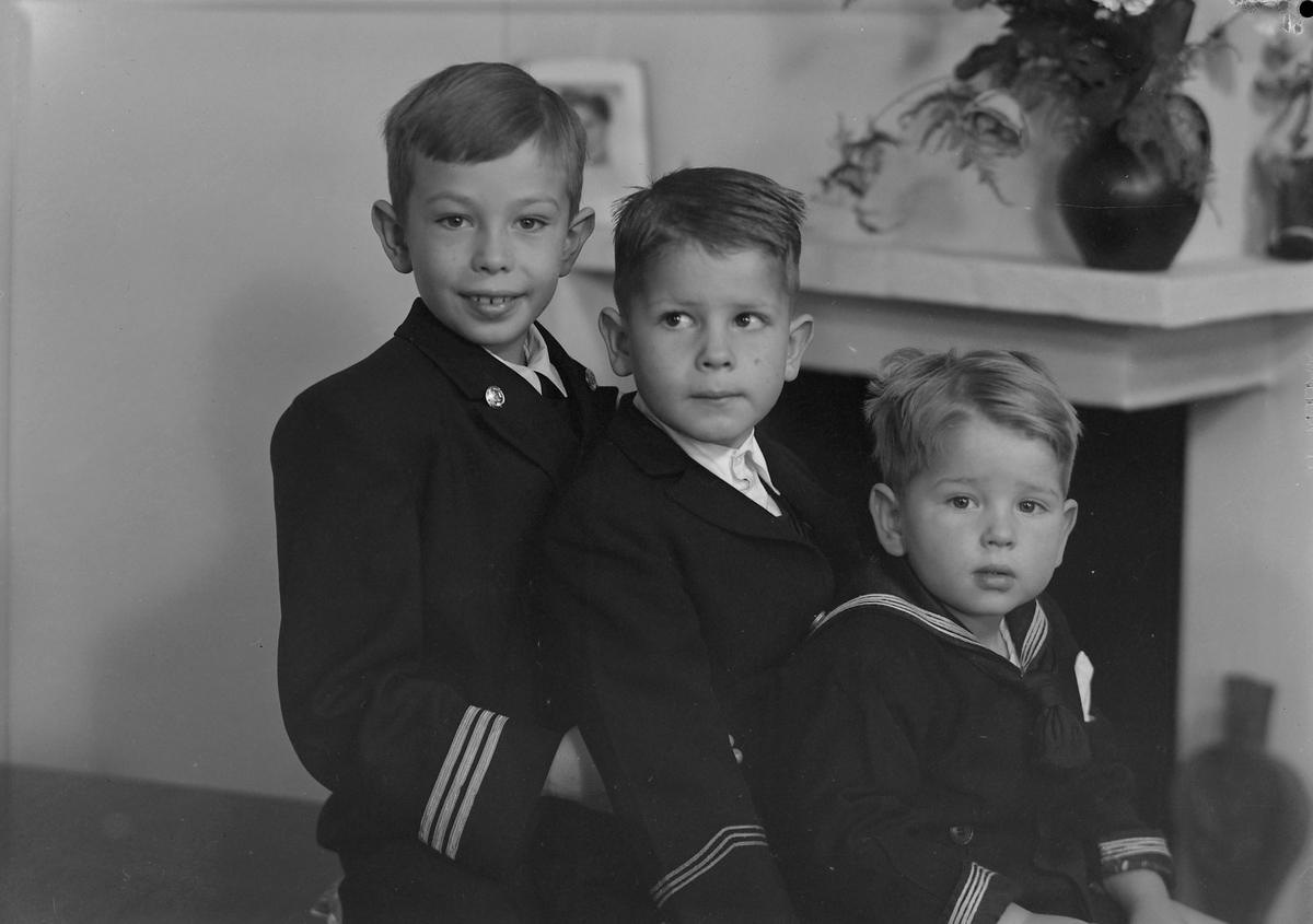 Fru Esther-Marie Wiig med sønnene Christian, Ole og Thorvald Edvard