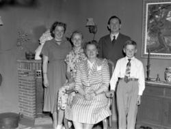 Familieportrett. Fra Nordmøre museum sin fotosamling, Willia