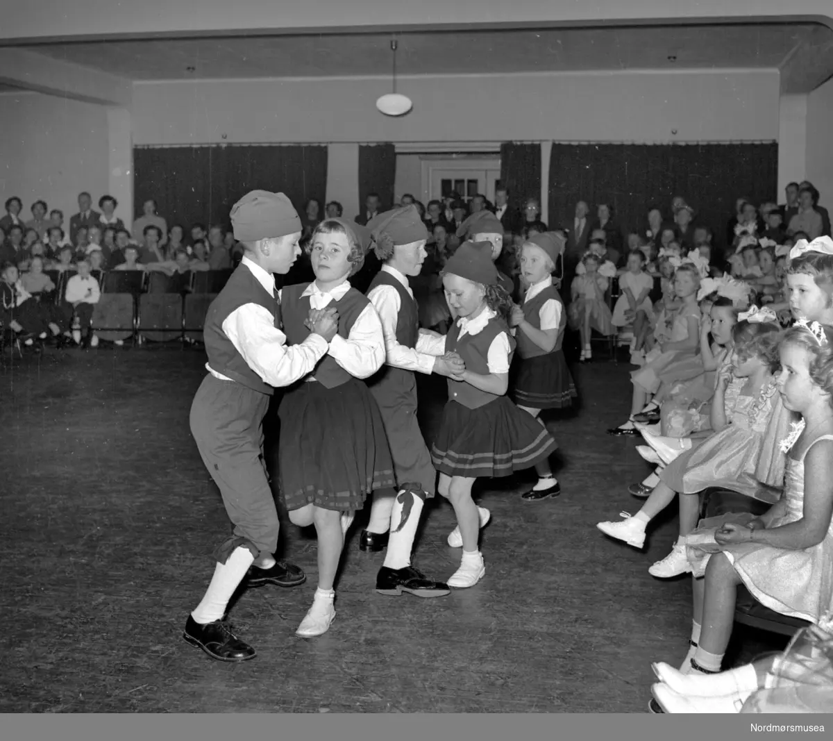 Trolig fra avsluttningsballet ved danseskolen for gutter og jenter i Kristiansund. Fra Nordmøre museums fotosamlinger. Williamsarkivet. EFR2015
