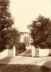 Tjenerbolig på Ulleberg?
 Bilde fra Marie Knudtzon (1879-196