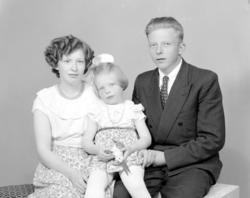 Familiebilde av Ingvei og Kåre Meisingset med datter. Fra No