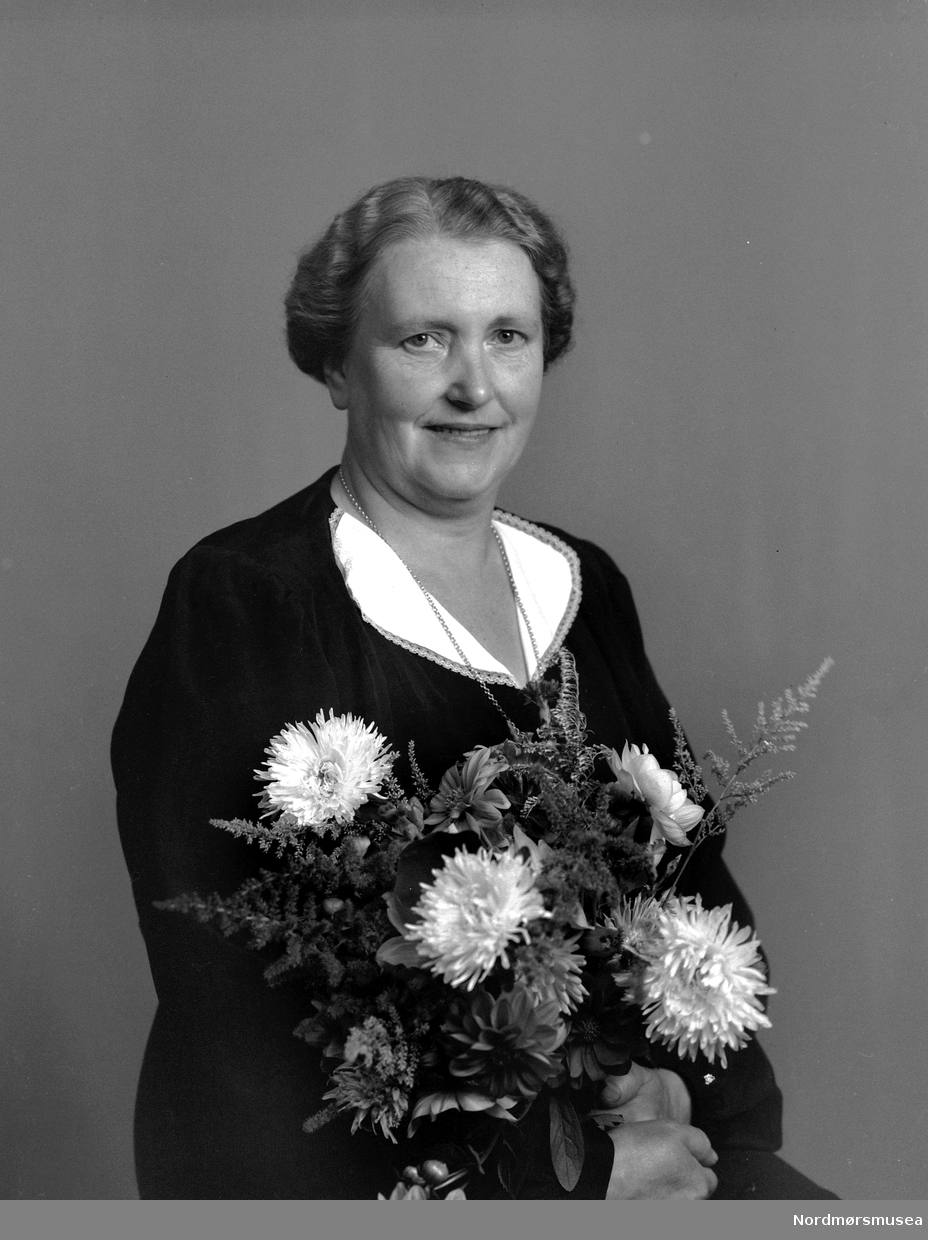 Ragna Hansen. Portrettbilde av en kvinne. Fra Nordmøre museums fotosamlinger (Halås-arkivet). (Reg: EFR2013/MBL2014.)
