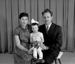 Klara og Asbjørn Lyngstad med datter Grethe.
Fra Nordmøre mu