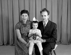 Klara og Asbjørn Lyngstad med datter Grethe.
Fra Nordmøre mu