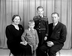 Kristin og Erling S. Lyngstad med barna Steinar og Oddvar.
F