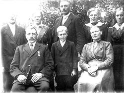 familie, overeksponert. slettes? Fra Nordmøre museums fotosa