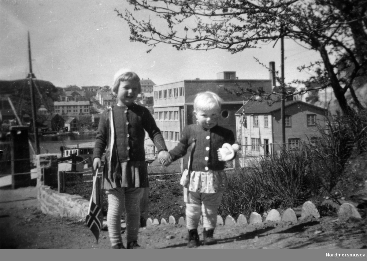 variant: 17.mai 1946. Randi &amp; Hildur Mollan. Fra Nordmøre Museums fotosamlinger.
