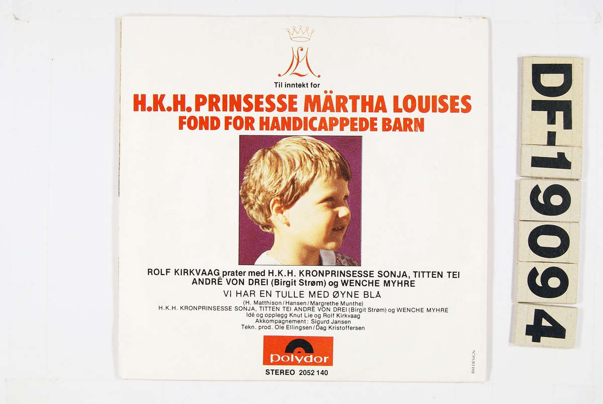 Bilde av H.K.H. kronprinsesse Sonja, Titten Tei André von Drei og Wenche Myhre. På baksiden av coveret er et bilde av prinsesse Märtha Louise som barn.