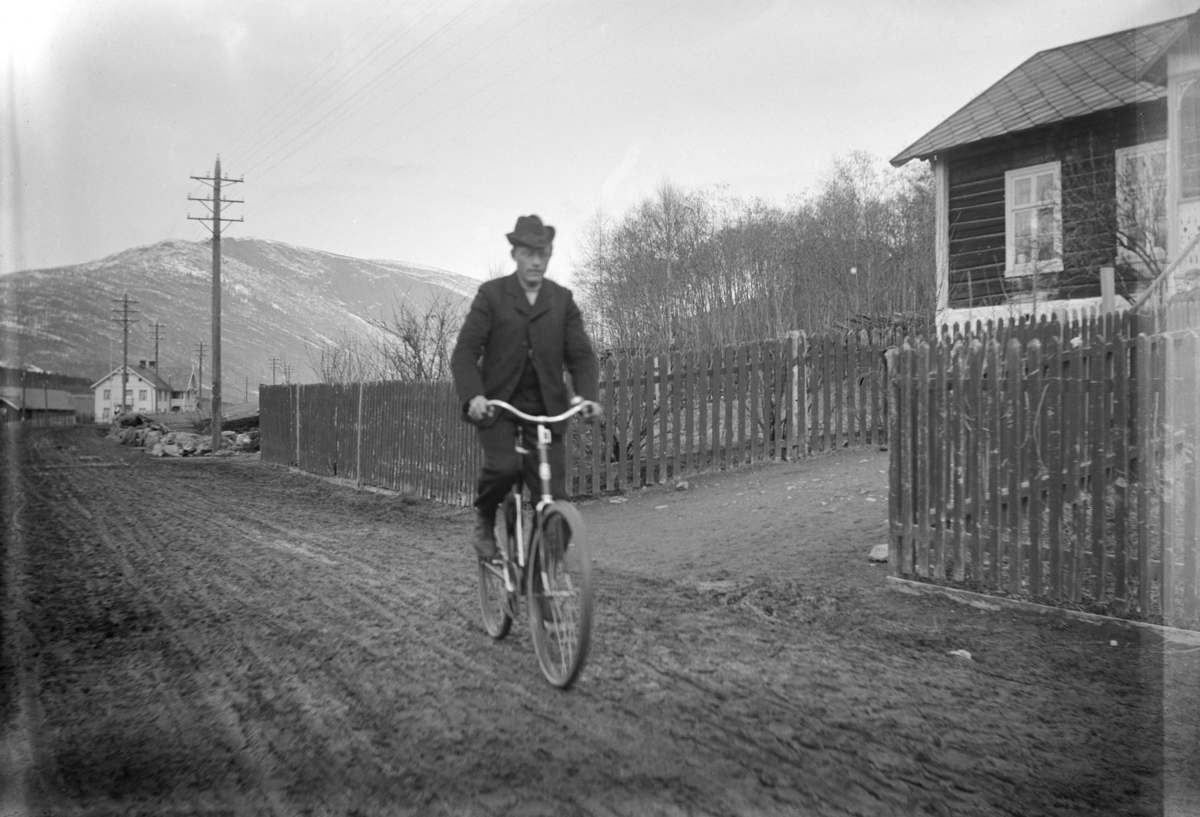 Nord-Fron kommune, Vinstra. Ukjent. Jon Skoe' s hus til høgre. Byre gard i bakgrunnen 1905-11.