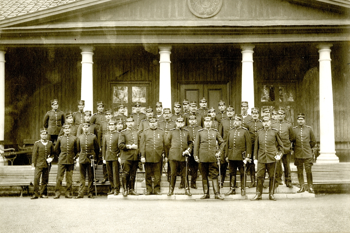 Grupporträtt av Västgöta regementes officerskår, 1904.