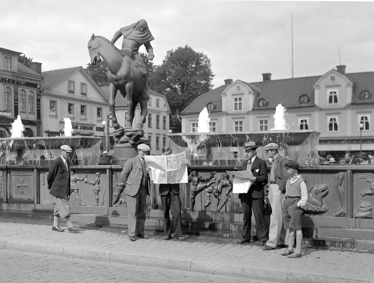 Parti av Stora Torget i Linköping 1935. Carl Milles monument passade då som nu för väntan och möten.
