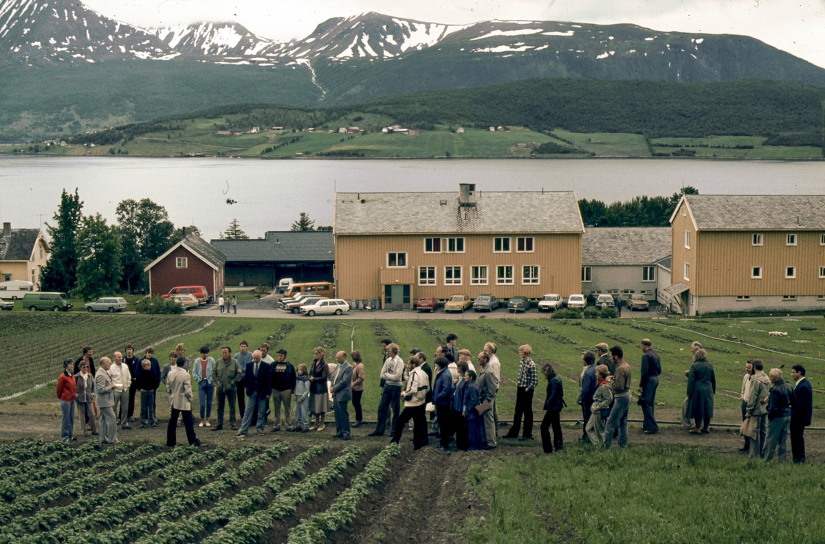 Folk på omvisning ved gartnerskolen på Rå i Kvæfjord.