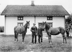 Lund øvre i Båstad 1913.  Til venstre Theodor Lund (sønn) og