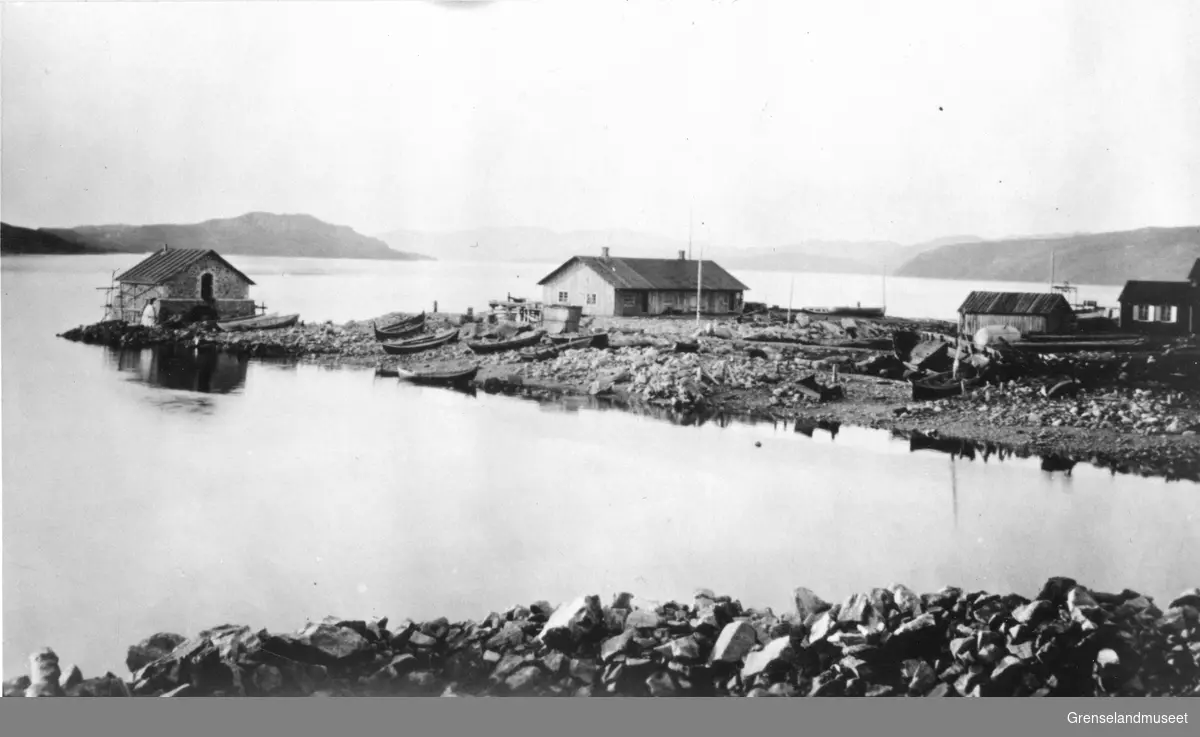 Den første dampskipsekspedisjonen i Kirkenes. 1906-7
Til venstre pumpehuset. Kirkenesbekken.