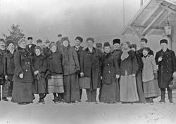 Gruppebilde, personer, klær, bygning.