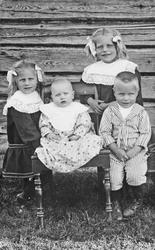 Gruppebilde, barn, klær, stol.