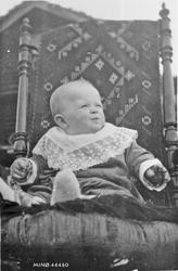 Lite barn, klær, stol.