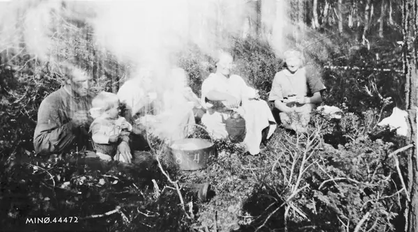 Personer, tine, kaffekjele, naturforhold.