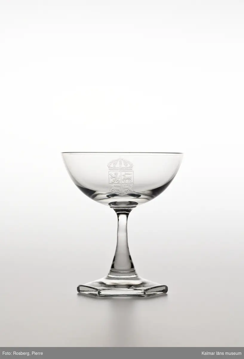 KLM 44717:18 Likörglas, av glas. Glaset är tillverkat av Orrefors glasbruk och kupan är graverad med länsvapnet.