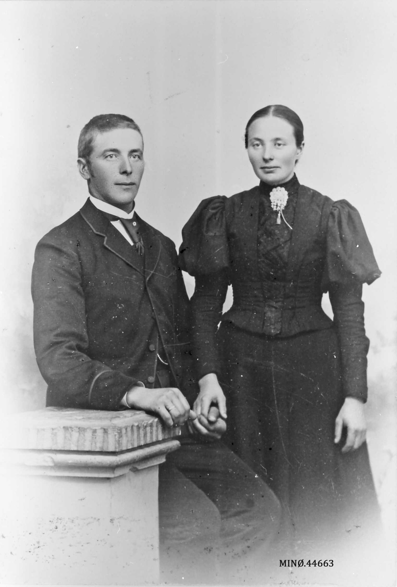 Portrett av ektepar - Haldo Müller (1863-) og Ingrid A. Stamoen (1893-)