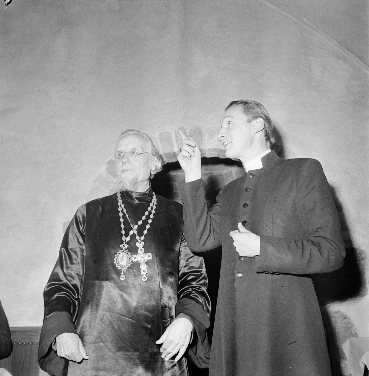 Biskop A Paulus och en anna präst, Uppsala, oktober 1947