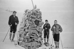 Ved støtta over Laurits Ness. Halldis, Randi og Asbjørg