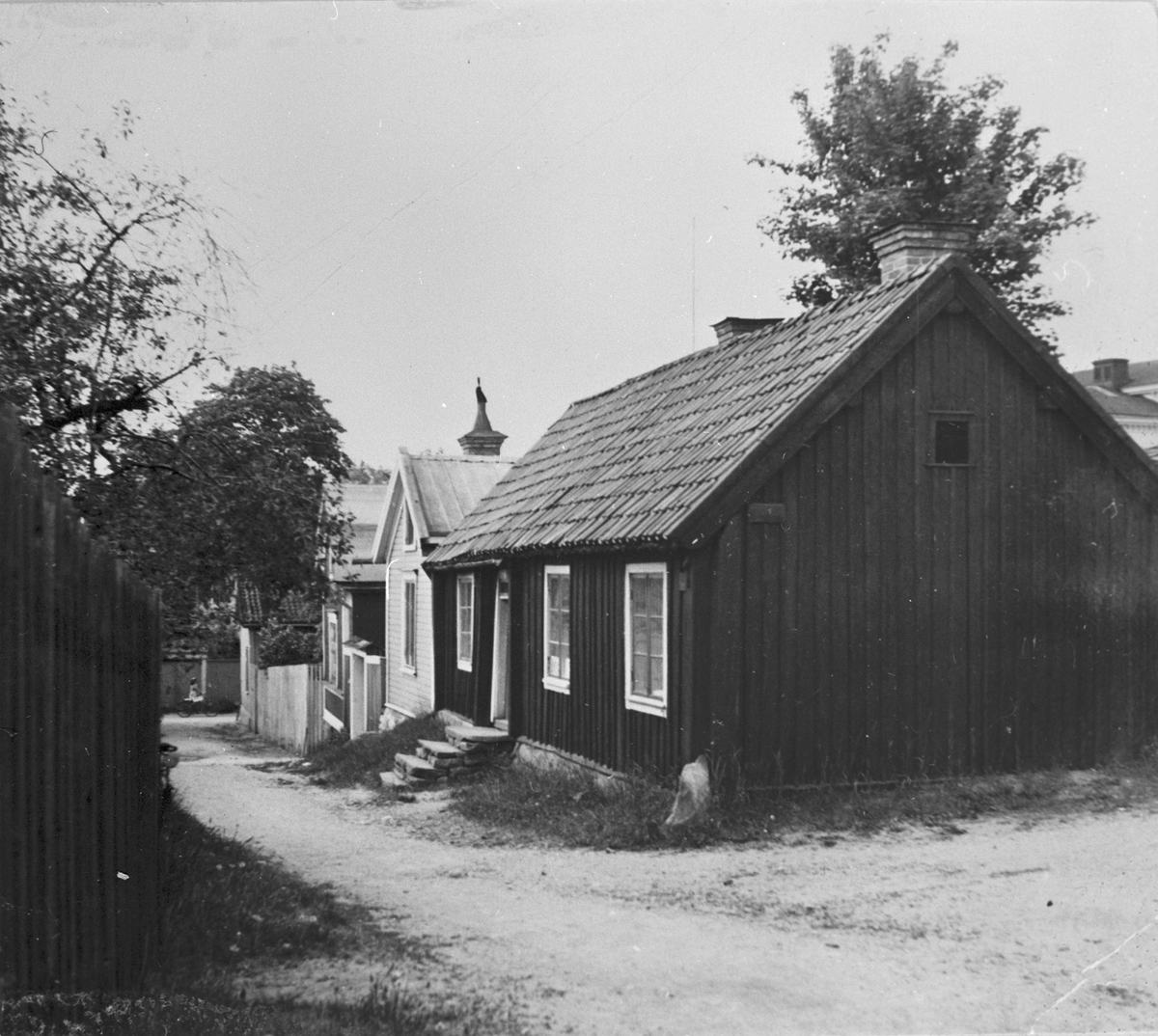 Gävle stad Söder, ”Gamla Gefle”.
Vid backens nedre (=bortre) ände går Nedre Bergsgatan. Huset närmast kameran revs och sattes upp i Engesberg, där det hyrs ut av kommunen sommartid.