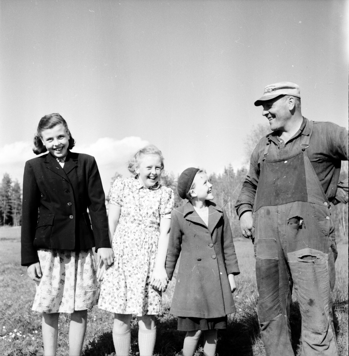 Yxbo, Bollnäs. Lantbruksnämnden på besök, Wård - Olle Sjöberg med Birgit, Karin och Märta.
30 Maj 1956.