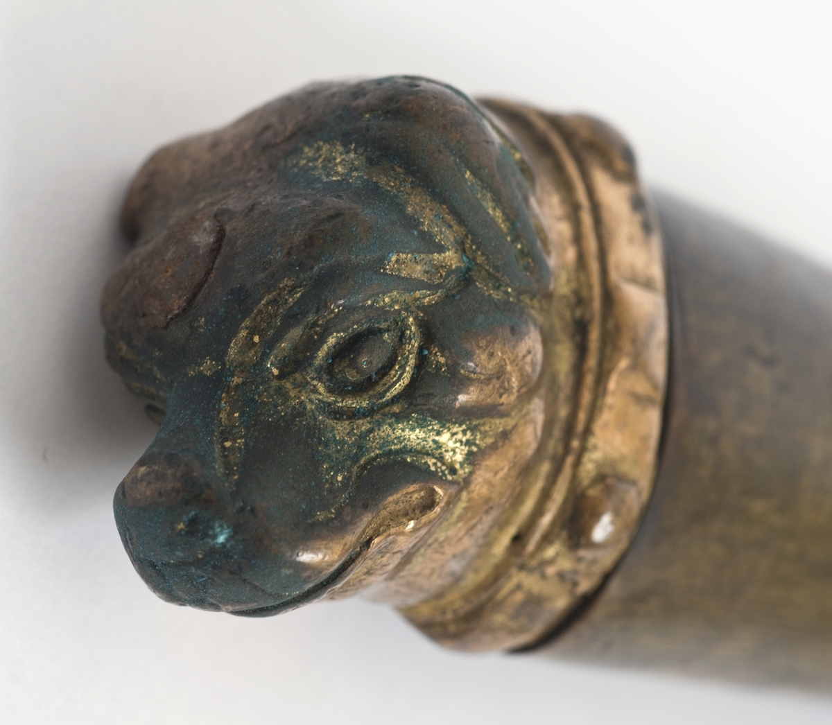 Knapp formet som et hundehode. Grep av horn. Svakt opp og nedbøyde kanelerte parerstenger. Nedbøyd gjennombrutt skjell på utsiden.
Enegget klieformet klingen med ryggslipning mot spissen..  Klingen har etset rankedekor på begge sidr. .