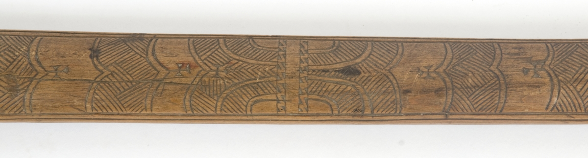 Asymmetrisk blad med lang øvre spiss og kortere nedre spiss. Bladet er klieformet. med påsmidd egg- Øksen har stset dekor på begge sider. Skjellmønstet smedmerke på utsiden. Øksen er datert 1689.
Øksehammeren har skaftehull og fliker.
Gammelt skaft med dølle,pigg.og 2 oppsmidde fliker.
Skaftet er krummet og merket med navn og datert 1688. Skftet er noe avkortet.